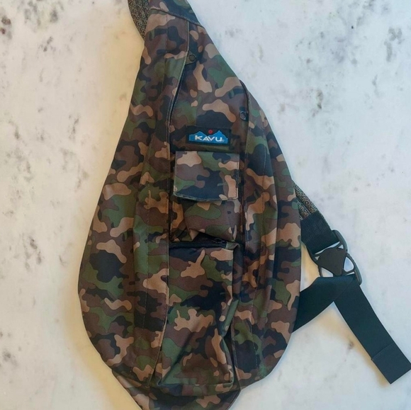KAVU Camo Sling Crossbody Bag NWOT - Picture 2 of 4